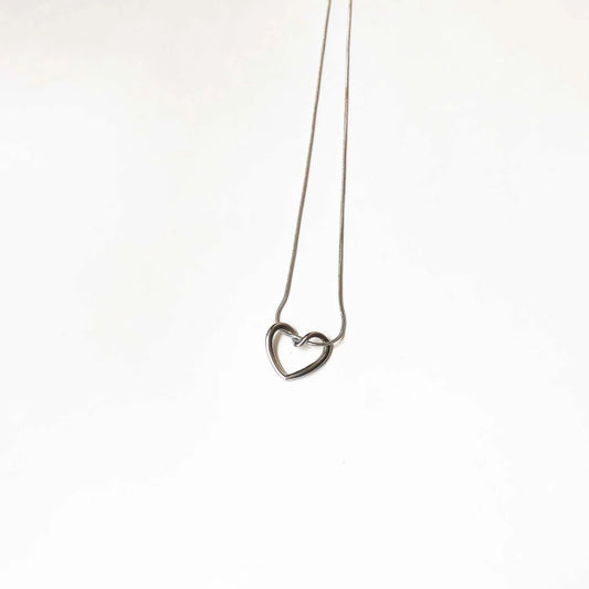 Minimalist Açık Kalp Figürlü Gümüş Renkli Çelik Kolye